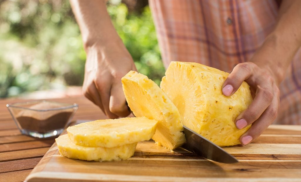 KFD_grilledfruit_pineapple_peach_banana_fig_slicing_0118